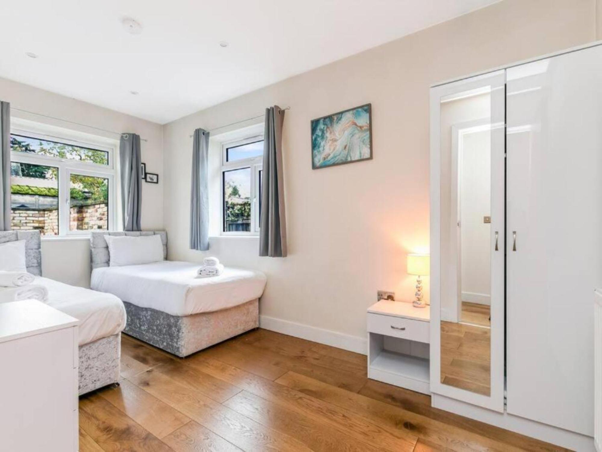 Pass The Keys Ealing Queen Of The Suburbs 2bd Londra