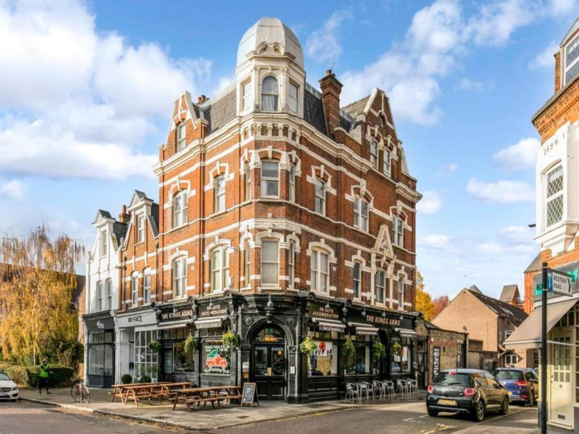 Pass The Keys Ealing Queen Of The Suburbs 2bd * Londra