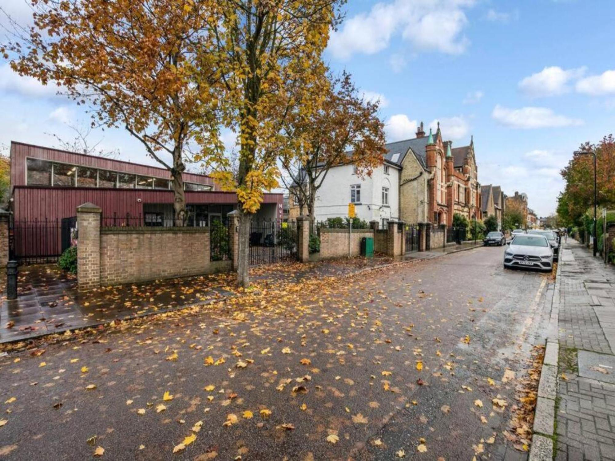 Pass The Keys Ealing Queen Of The Suburbs 2bd Londra